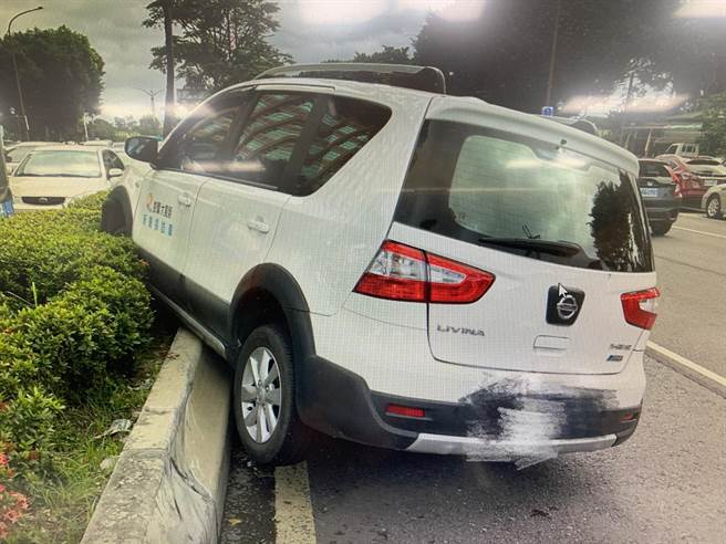 驾驶迴转不慎撞上路中分隔岛。（翻摄画面）