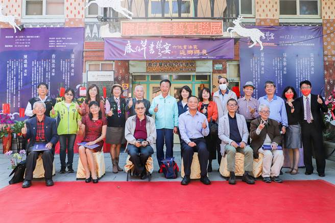嘉义县长翁章梁与书法家及地方人士同框。（嘉义县政府提供／廖素慧嘉县传真）