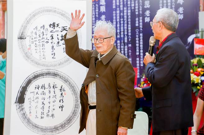 82岁张忠良先生感谢母亲当年给他砖头练字。（嘉义县政府提供／廖素慧嘉县传真）