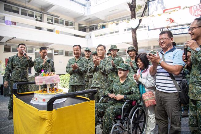 特三营在秦良丰生日当天，特别邀请他一同参与12月份的庆生活动。（军闻社照片）