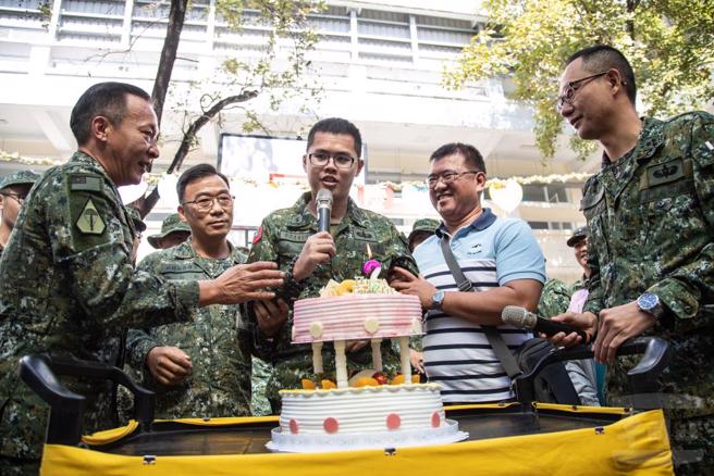 特三营在秦良丰生日当天，特别邀请他一同参与12月份的庆生活动。（军闻社照片）