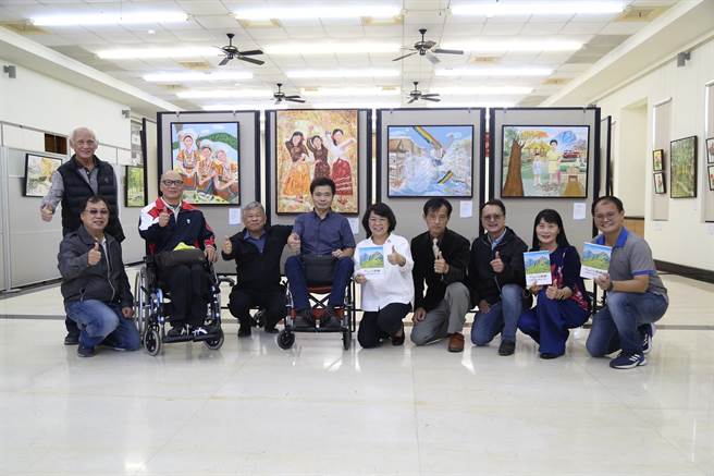 嘉义市长黄敏惠受邀参观「髓馨印象─脊髓损伤者油画联展」。（嘉义市政府提供／廖素慧嘉市传真）