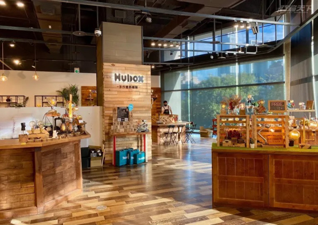 Hubox手作燈飾以木質裝潢與擺飾，營造溫暖而明亮的空間。（圖/ 行遍天下）