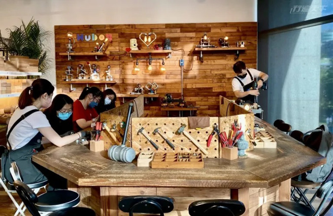 空間寬敞、照明舒適的Hubox手作燈飾體驗空間，從工具到燈飾、燈管選擇齊全。（圖/ 行遍天下）