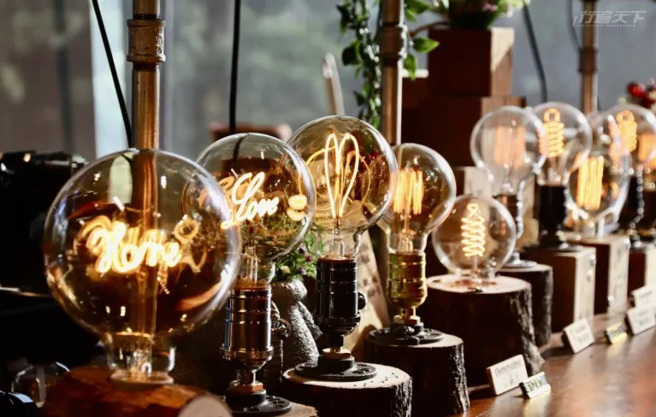 原木小樹燈精選台灣特有種樟樹，保留了樹皮的自然美感。（圖/ 行遍天下）