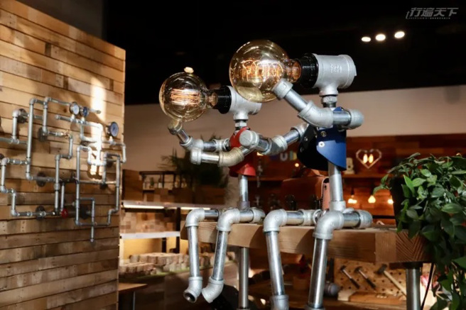 機器人造型桌燈選擇管件、形塑樣貌到組裝完成充滿樂趣。（圖/ 行遍天下）