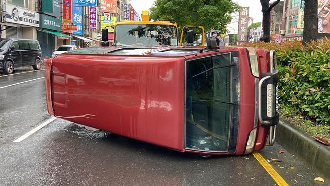 宜兰县罗东镇中正路一段今（11日）下午12时许发生一起翻车意外。（吴佩蓉摄）