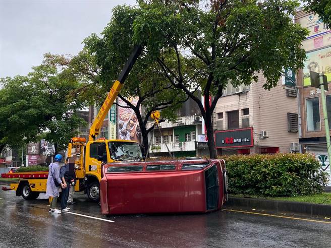 吊车于11日下午1时许进行拖吊，尽速恢復交通。（吴佩蓉摄）