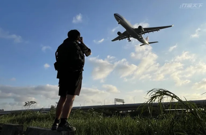 感受飛機飛越天際、直線降落於眼前的快感。（圖/ 行遍天下）