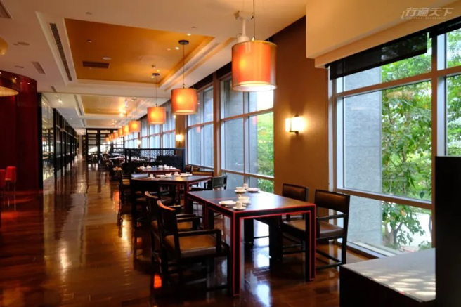 味坊中餐廳能與窗外綠意一同享受美食。（圖/ 行遍天下）