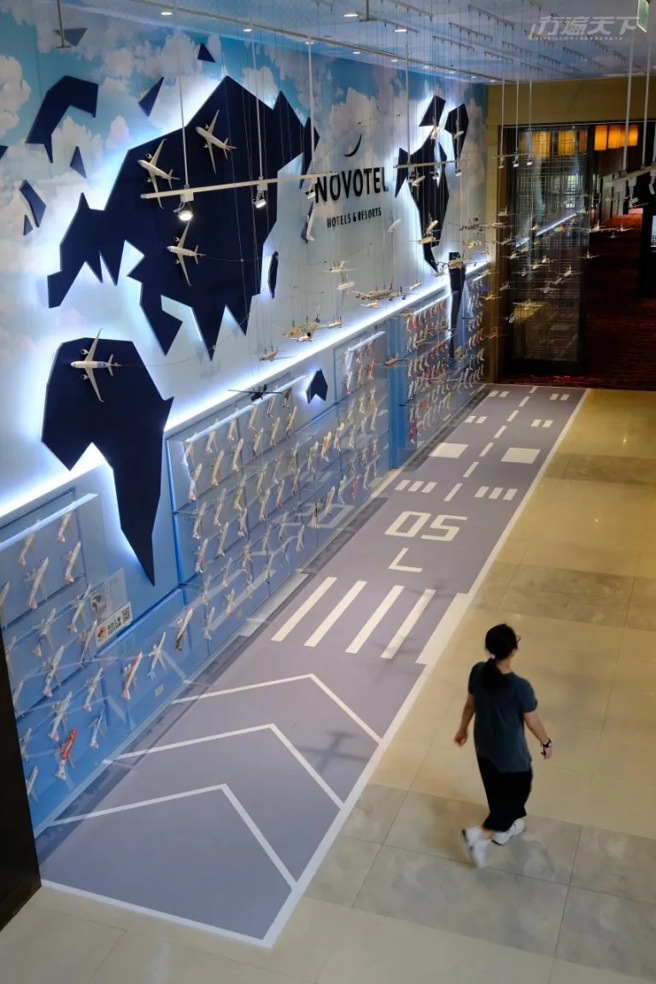 接待大廳一側的打卡牆，讓許多飛機迷都嘖嘖稱奇。（圖/ 行遍天下）