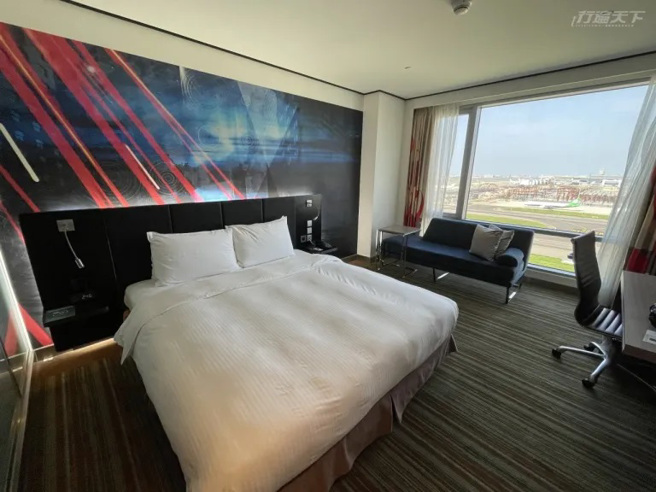 諾富特華航桃園機場飯店房間內，可坐看白天黑夜的機場起飛景象。（圖/ 行遍天下）