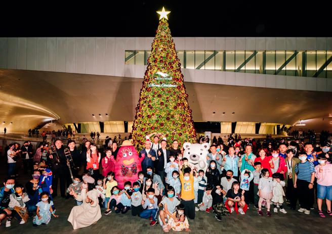 华友联点亮卫武营圣诞树  邀住户一起听交响乐。(图/品观点提供)