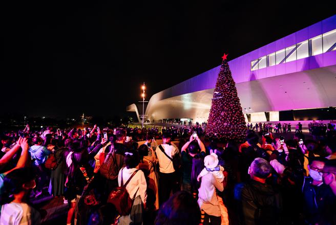 卫武营圣诞树点灯仪式，吸引不少民眾参加。(卫武营提供)