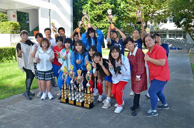 2022HBC世界杯髮型美容美睫美甲眉艺文创国际竞赛青少年组日前举行，台东县勇夺1冠军、1亚军、8特优，更获得大会竞赛总锦标特优奖。（公东高工提供／蔡旻妤台东传真）