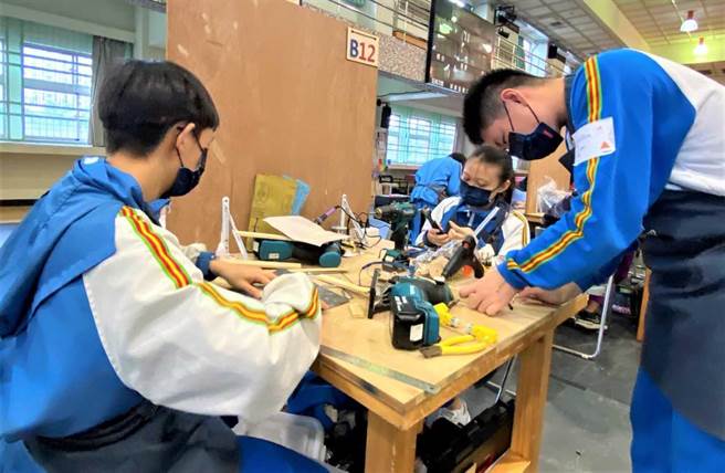 新北市教育局今在江翠國中舉行「新北市國高中生活科技創意競賽」，吸引轄內51支公私立國高中隊伍、150位選手參賽，本次競賽將國際戰爭納入題材，盼選手利用材料製作運輸車與發射裝置。（新北市教育局提供）