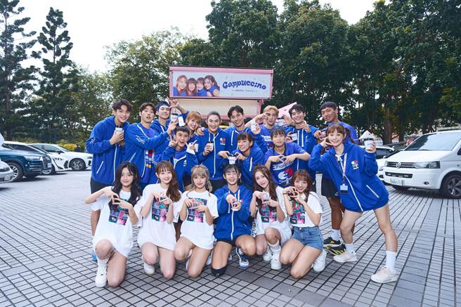 PINK FUN準備咖啡車為《全明星運動會》藍隊應援。（索尼音樂提供）