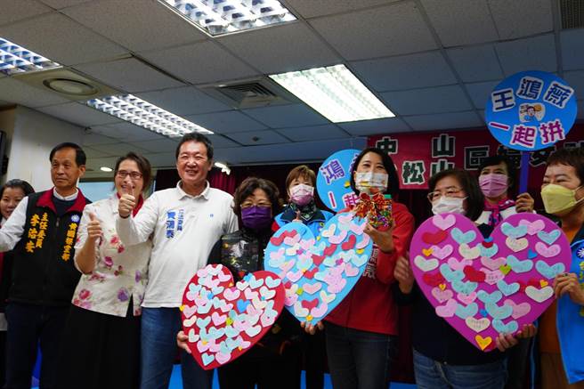 立法委员费鸿泰号召在地妇女社团，一起替代表国民党投入立委补选的王鸿薇加油、注入选举强心针。（立委费鸿泰提供）