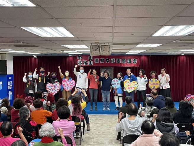立法委员费鸿泰号召在地妇女社团、及新任臺北市长蒋万安，一起替代表国民党投入立委补选的王鸿薇加油、注入选举强心针。（立委费鸿泰提供）