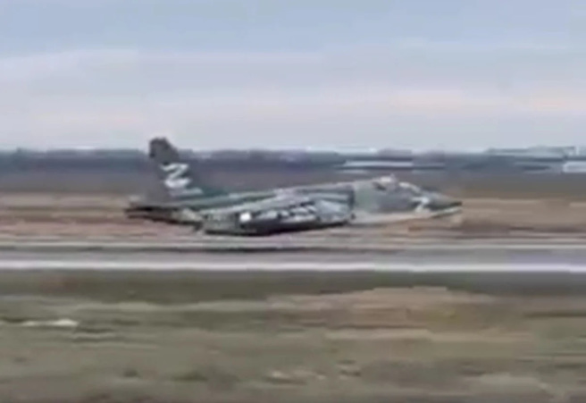 机翼绘着Z字的Su-25以机腹迫降。(图/Twitter)