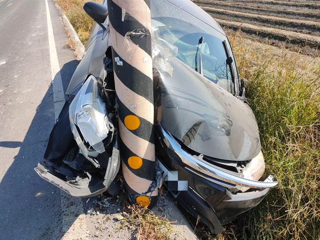 屏东县崁顶乡11日发生一起离奇车祸，车祸现场只见1辆小客车衝入农田后自撞电线杆，且撞击力道大到车头全毁还「包覆电线杆」，而驾驶已逃逸无踪。（警方提供／谢佳潾屏东传真）
