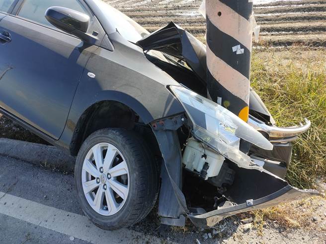 屏东县崁顶乡11日发生一起离奇车祸，车祸现场只见1辆小客车衝入农田后自撞电线杆，且撞击力道大到车头全毁还「包覆电线杆」，而驾驶已逃逸无踪。（警方提供／谢佳潾屏东传真）