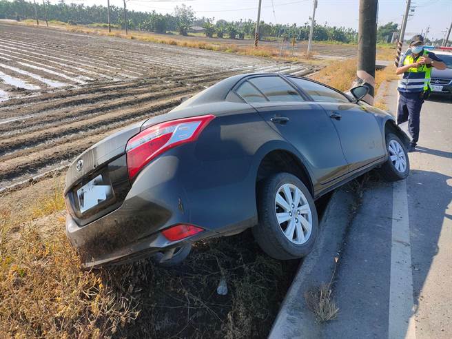 屏东县崁顶乡11日发生一起离奇车祸，车祸现场只见1辆小客车衝入农田后自撞电线杆，且撞击力道大到车头全毁还「包覆电线杆」，而驾驶已逃逸无踪。（警方提供／谢佳潾屏东传真）