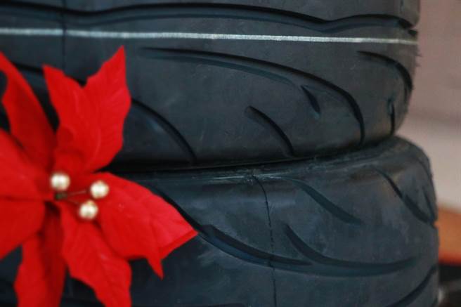 賽車專用的競技半熱熔胎-南港NS-2R，擁有鹿角狀花紋設計，完美融合聖誕。（南港老爺提供）