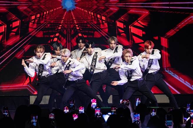 EPEX的8位成員今一連帶來兩場演出，展現年輕偶像的熱力。（ON INN ASIA提供）