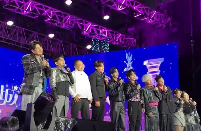 新北歡樂耶誕城巨星演唱會，侯友宜與五堅情連拍表情超Kiang。（翻攝自影片）