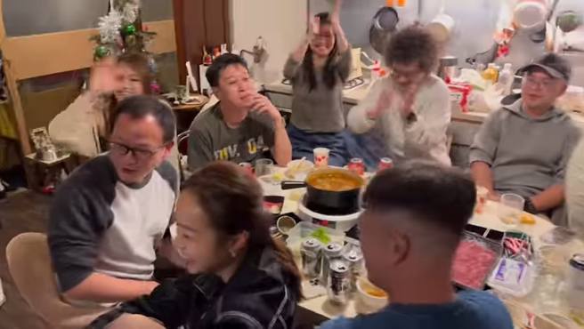 黄心颖和男友一起到朋友家看球。（图／谢茜嘉Instagram）