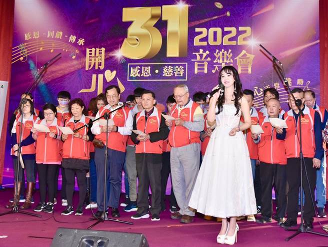 張如君帶領心臟病童，為開心感恩慈善音樂會獻上公益首唱。 （泛美國際文教基金會提供)  