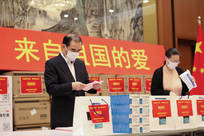 新冠疫情期间中国防疫机构、知名中国科学院院士与驻外单位极力推荐连花清瘟，遭到许多学者专家的非议。图为日本大使馆向在日留学生发放「健康包」中就包括连花清瘟。（图／新华社）