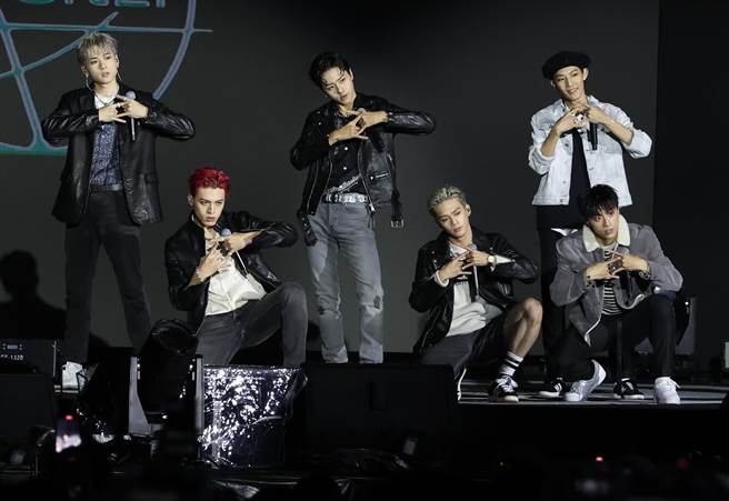 Ozone成员李哲言（前排左起）、周子翔、黄文廷、周祖安（后排左起）、林佳辰、林焕钧昨打头阵开唱，替第2场巨星耶诞演唱会揭开序幕。（陈俊吉摄）