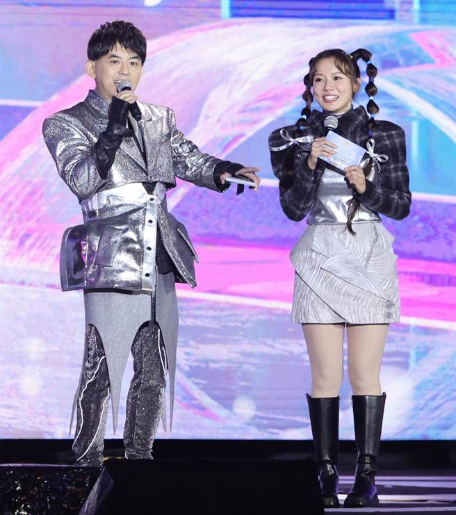 主持人黄子佼（左）和林莎。（陈俊吉摄）