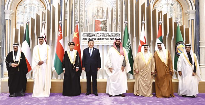 中国国家主席习近平（左四）9日出席中国－海湾阿拉伯国家合作委员会峰会。图／新华社