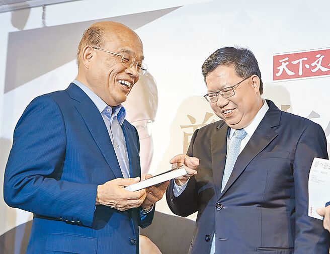 行政院长苏贞昌（左）与桃园市长郑文灿（右）。（本报资料照片）