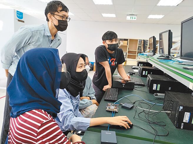 私立科大与企业合作开办移工专班，劳动部提供雇主「就业安定费」减半，但移工没有奖励，还要自行负担学费。（龙华科大提供）