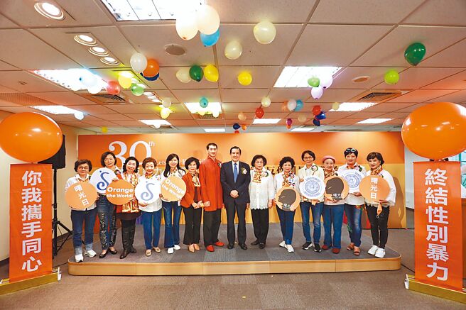 昨天是「反性别暴力16天运动」30周年纪念日与世界人权日，国际兰馨交流协会举办记者会，前总统马英九（右七）致词时呼吁，社会应保护妇女人权，免于暴力伤害。（国际兰馨交流协会中华民国总会提供）