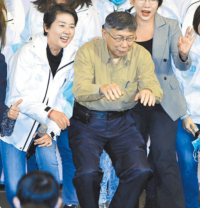 台北市长柯文哲（右）10日出席黄珊珊（左）的感恩见面会，在与所有竞选团队合照时，柯摆出搞笑姿势引发在场支持者哄堂大笑。（季志翔摄）