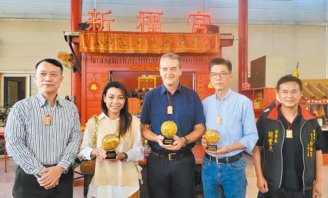 华信航空人员赴法交机，送护身符保平安，飞机制造商感谢访台，到台中市新福宫祭拜还愿。（陈淑芬摄）