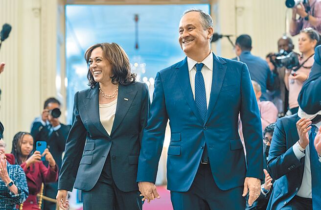 亞利桑那州參議員席納瑪9日拋出震撼彈，宣布脫離民主黨、登記為獨立議員，讓民主黨從51席絕對優勢退回50席，此後仍得靠同黨副總統賀錦麗身兼議長的一票才能打破僵局。圖為美國副總統賀錦麗（左）及夫婿。（摘自賀錦麗推特）