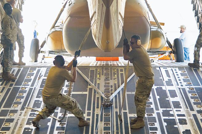 美国防长奥斯汀发出示警，指美俄因乌克兰衝突关系日益紧张，华府与北京也因台海议题矛盾加剧，在这样的情势下，中俄正致力扩充并现代化核武库，使美国来到与这两个拥核大国成为「战略竞争对手」的新阶段。图为正运往乌克兰的C-17飞机。（摘自美国国防部官网）