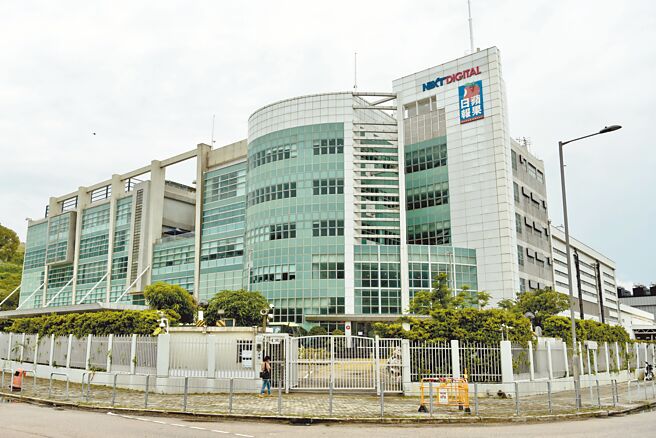 香港壹传媒集团创办人黎智英等人涉嫌向业主香港科技园公司隐瞒，违反租契使用苹果日报大楼，10日在区域法院判刑，黎智英被判监5年9个月，罚款200万港元。图为位于将军澳的原苹果日报大楼。（中新社）