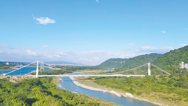 桃园市大溪区中庄吊桥斥资2亿元建造，全长419公尺，为全台最长悬索式吊桥，但因地点位于风力旺盛的河谷地形，桃园市议员陈治文要求市府加强安全宣导与规范。（水务局提供／蔡明亘桃园传真）