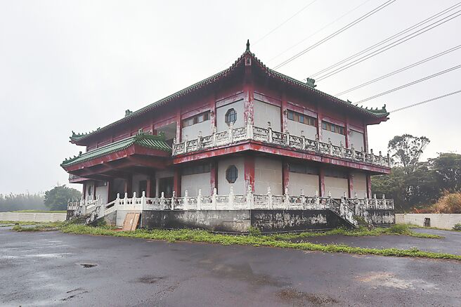 关西镇第9公墓纳骨堂沦为废墟30年，镇公所积极协调希望早日完成连络道路拓宽，以展开下一步重启动作。（邱立雅摄）