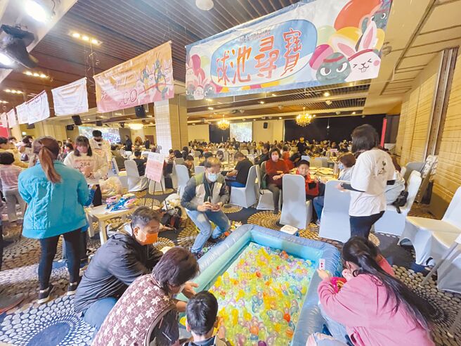 彰化县政府结合全国丽园大饭店，席开百桌，举办围炉运动会，现场有各式各样游戏，体验一边吃、一边玩。（吴敏菁摄）