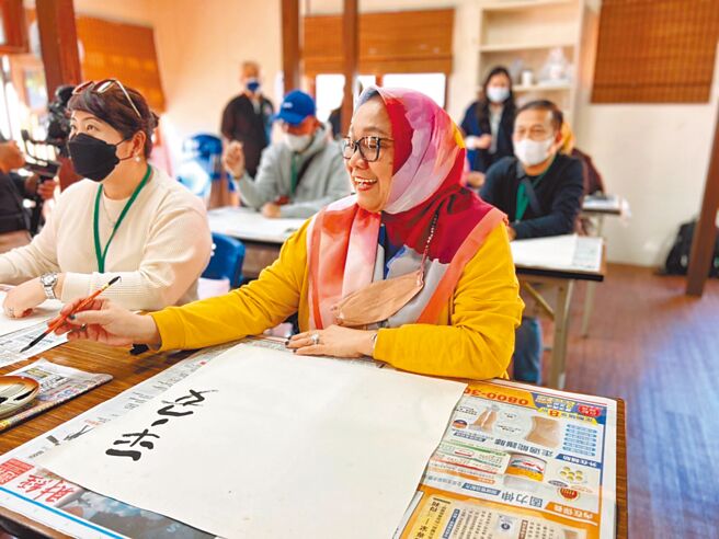 交通部观光局参山国家风景区管理处日前邀请印尼、马来西亚、汶莱等旅行业者组团至鹿港桂花巷艺术村体验书法扇子DIY。（参山处提供／潘虹恩台中传真）