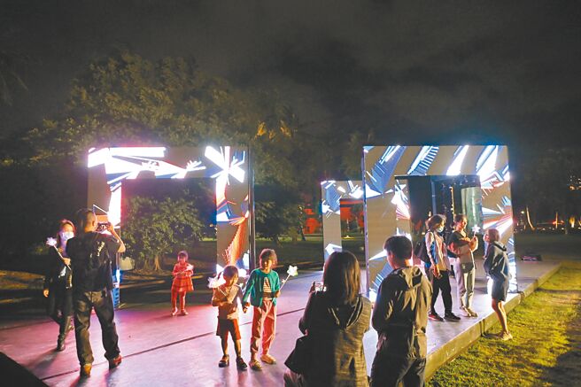 创下破3万人次观展的台东光祭展期日前结束，部分作品移展至台东市区，并增加了澳洲艺术家的新作品「原生」。（台东县政府提供／蔡旻妤台东传真）