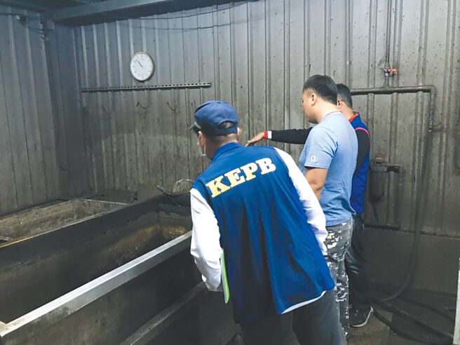 大寮区上寮路大寮排水干线7日遭排放废油，高市府环保局经油纹比对发现，油污来源为保养油烟防制设备业者排放。（高市府环保局提供／洪浩轩高雄传真）